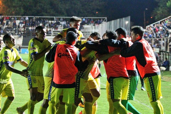 Deportivo Capiatá se alzó con el triunfo Deportivo Santaní | .::Agencia IP::.