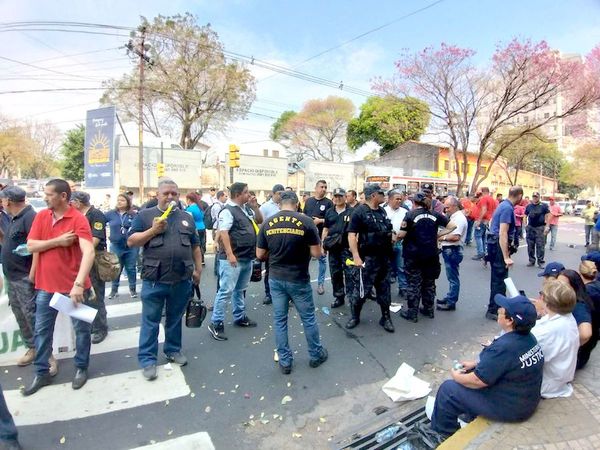 Guardiacárceles en pie de guerra por amparo para desactivar huelga