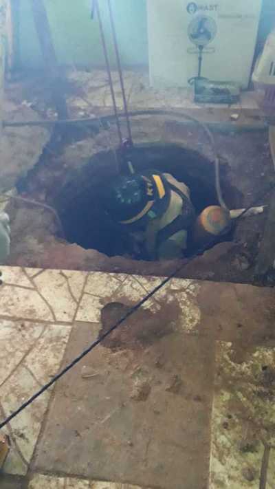 Balde con tierra cae sobre obrero en un pozo de agua y es rescatado por bomberos