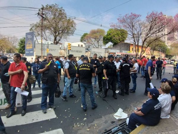 Guardiacárceles acatan orden judicial, pero anuncian apelación