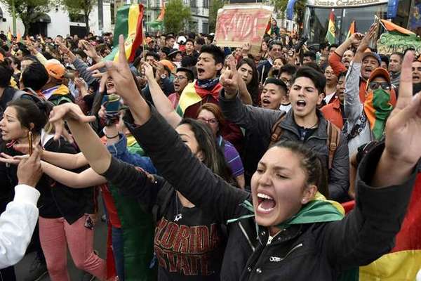 Evo Morales a punto de ganar reelección en Bolivia, protestas violentas al grito de “fraude» | .::Agencia IP::.