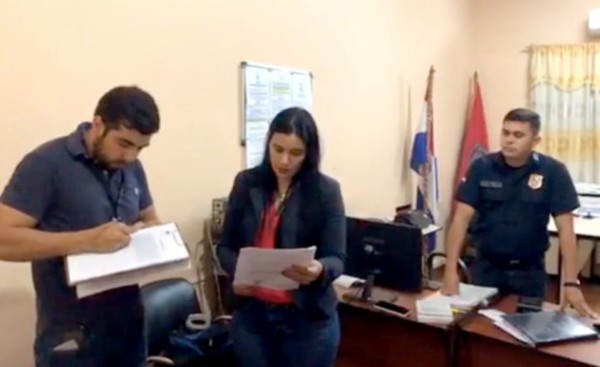 Habrían falsificado firma de jueza para "liberar" a policía