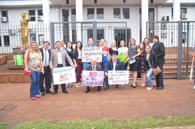 Abogados se manifiestan en contra de la colegiación de profesionales del derecho