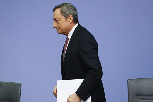 Draghi define política monetaria a 3 años