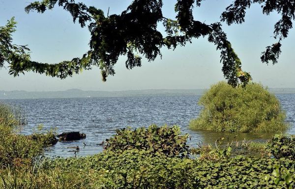 Buscan a desaparecido en el lago; tenía G. 13.000.000 en su motocicleta - Nacionales - ABC Color