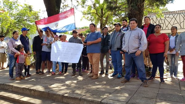 MANIFESTANTES LLEGAN FRENTE A LA OFICINA DE YD