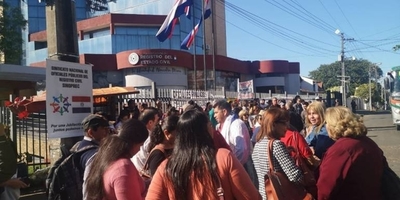 HOY / Huelga paraliza servicios en el Registro Civil