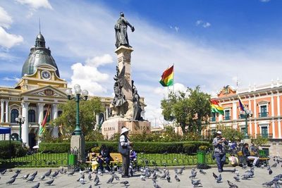 Exótica ciudad cruzando la frontera del país