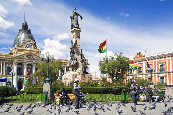 Exótica ciudad cruzando la frontera del país