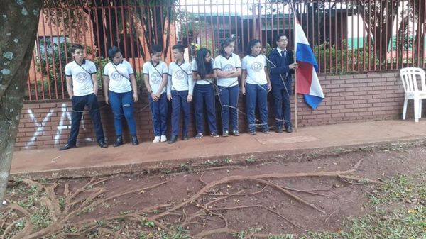 Jóvenes encadenados a la Intendencia de Mator Otoño - Nacionales - ABC Color
