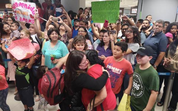 Docentes paraguayos retornan al país tras culminar sus estudios en Chile - ADN Paraguayo