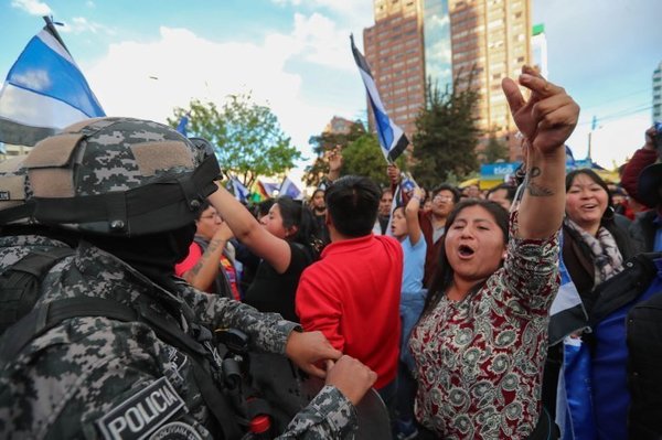 Adeptos de Mesa y Morales se enfrentan en Bolivia por recuento de votos - Digital Misiones