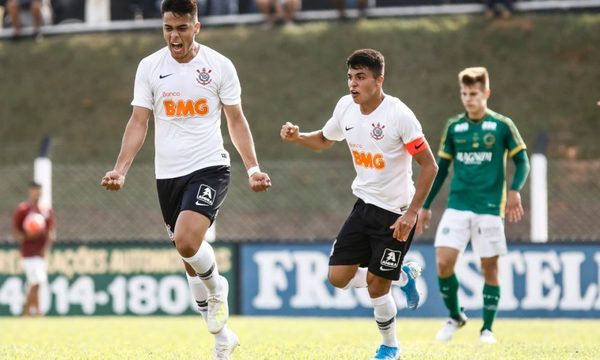 Sandoval extiende contrato con Corinthians