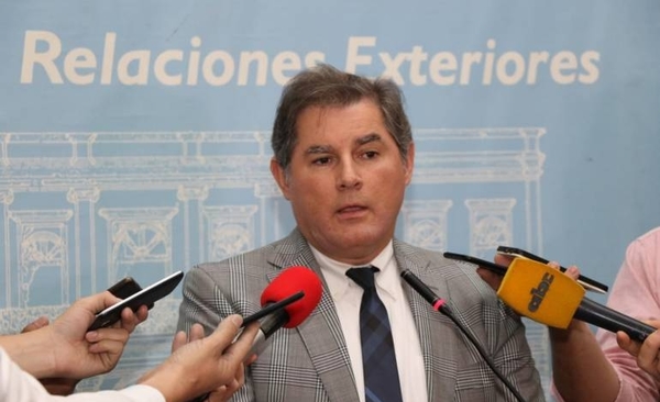 HOY / Representante de Acnur que 'salvó' a Arrom, Martí y Colmán, en Cancillería y a boca cerrada
