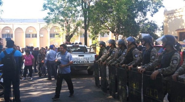 Concejales de Lambaré sesionan en el comedor de una comisaría por incidentes - ADN Paraguayo