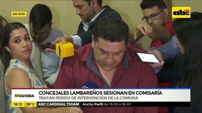 Tras ser echados por momentos, concejales lambareños sesionan en comisaría - ABC Noticias - ABC Color