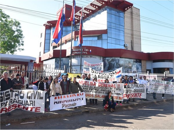 Funcionarios del Registro Civil inician huelga