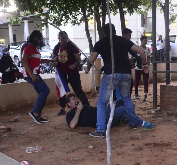 Disturbios y agresiones al término de la sesión de la Junta de Lambaré  - Nacionales - ABC Color