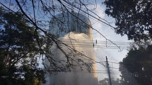 HOY / Fisura en tanque de agua de Essap: "Genera lluvia nada más"