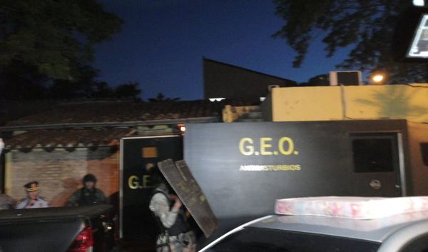 En vehículo blindado de GEO, Ediles lambareños abandonan comisaría