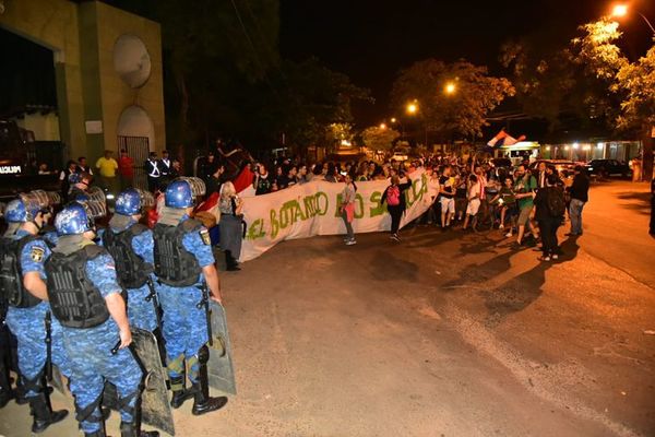 Manifestantes vuelven a cerrar para de la avenida frente al Botánico - Nacionales - ABC Color