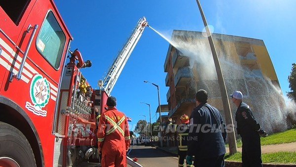 BOMBEROS DE ENCARNACIÓN MOSTRARON EL POTENCIAL DEL NUEVO CARRO HIDRANTE