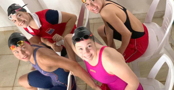 ¡Nadadoras juveniles, de oro!