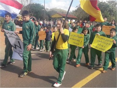 Empleados y alumnos  protestaron por la   expropiación de estancia
