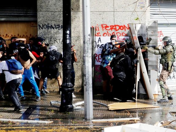 Medidas de Piñera no frenan las protestas y sigue el toque de queda