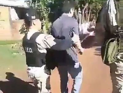 Capturan y esposan a joven que escrachó a Abdo