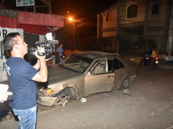 Una joven queda con lesiones graves tras volcar su auto