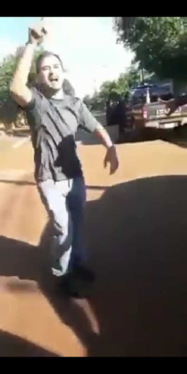Agentes policiales detuvieron a joven que escrachó al presidente Abdo Benítez