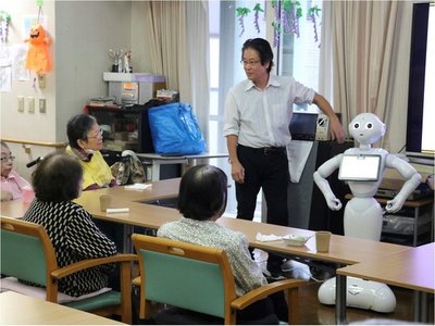 Japón pone a prueba robots como cuidadores de ancianos