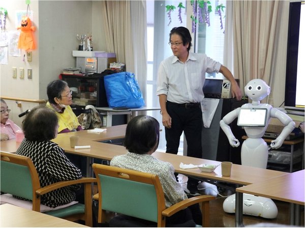 Japón pone a prueba robots como cuidadores de ancianos