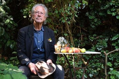 Ayuntamiento de Sarajevo pide a Estocolmo que condene el Nobel a Peter Handke  - Literatura - ABC Color
