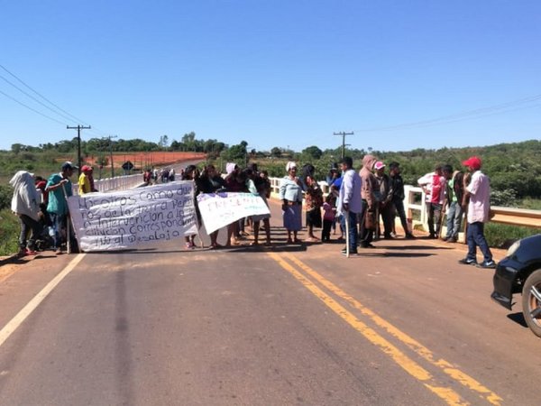 Indígenas cierran ruta denunciando atropello a sus tierras