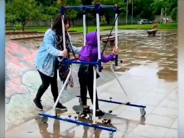 Niño con parálisis cerebral logra patinar gracias a su madre