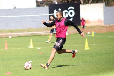 Sergio Otálvaro lleva tres tarjetas rojas en Olimpia