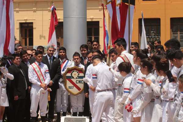 Estudiantes del CNC rindieron homenaje a estudiantes caídos en Palacio de Gobierno | .::Agencia IP::.