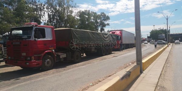 Camiones paraguayos varados en la frontera con Clorinda