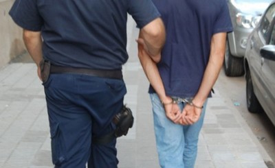 Procesan a joven que supuestamente se enfrentó a golpes con policías