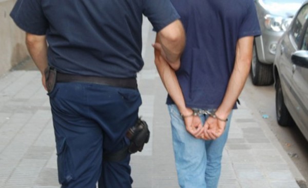 Procesan a joven que supuestamente se enfrentó a golpes con policías