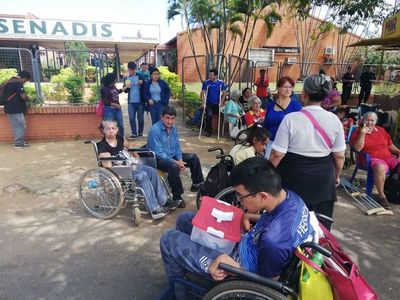 En sillas de ruedas y muletas, usuarios del Senadis reclaman mejor atención