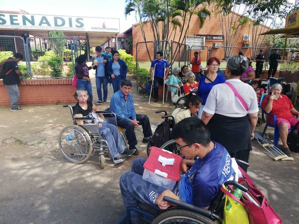 En sillas de ruedas y muletas, usuarios del Senadis reclaman mejor atención