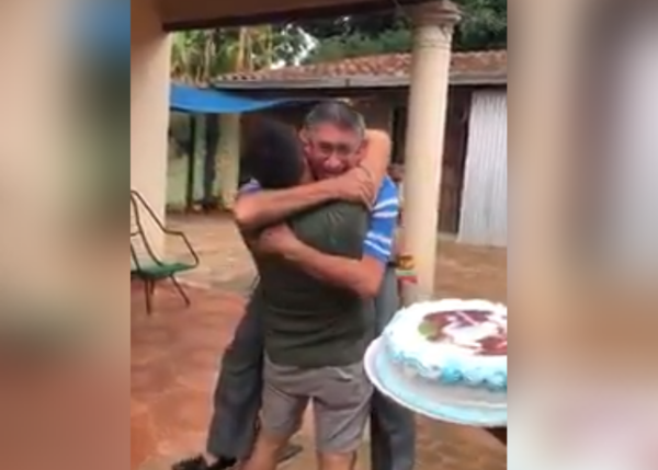 El mejor regalo: Vino de España y sorprendió a su padre en su cumpleaños