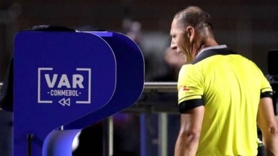 HOY / La IFAB quiere mejorar la comunicación de las decisiones del VAR