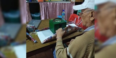 ABUELITO, JUNTÓ POR DOS AÑOS MONEDAS PARA DARLE A SU NIETA POR SUS 15 AÑOS.