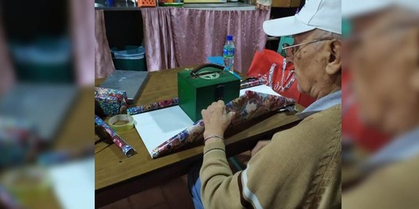 ABUELITO, JUNTÓ POR DOS AÑOS MONEDAS PARA DARLE A SU NIETA POR SUS 15 AÑOS.