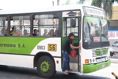 Vendedores ambulantes exigen que chóferes de buses abran puertas