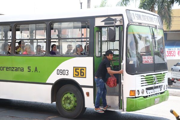 Vendedores ambulantes exigen que chóferes de buses abran puertas